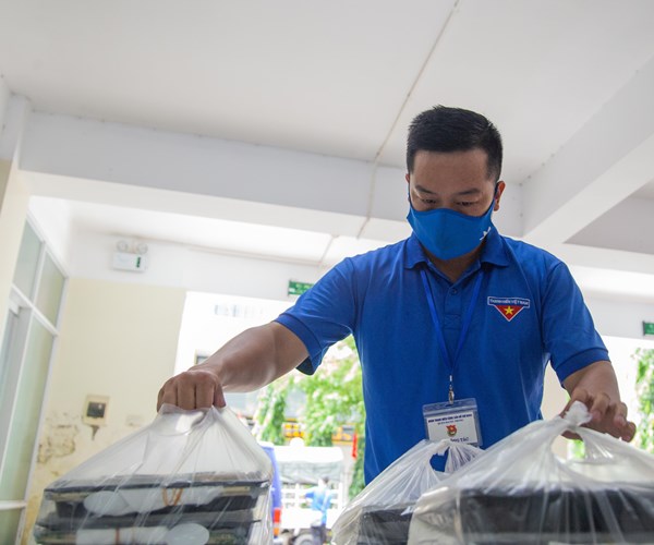 "Bếp Thạch Sanh" tặng gần 350 suất ăn 0 đồng tới lực lượng tuyến đầu chống dịch - ảnh 10