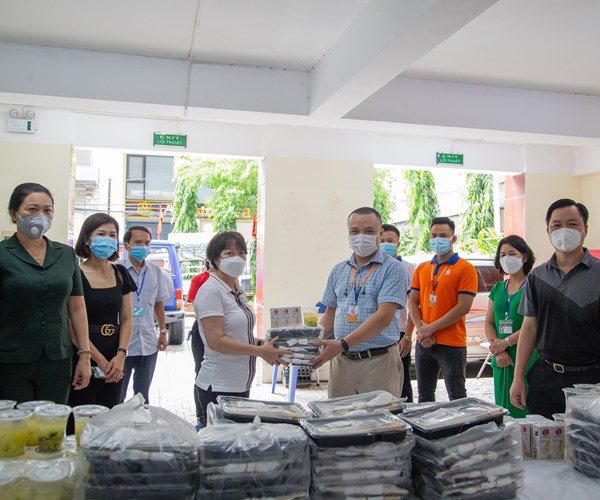 "Bếp Thạch Sanh" tặng gần 350 suất ăn 0 đồng tới lực lượng tuyến đầu chống dịch - ảnh 11