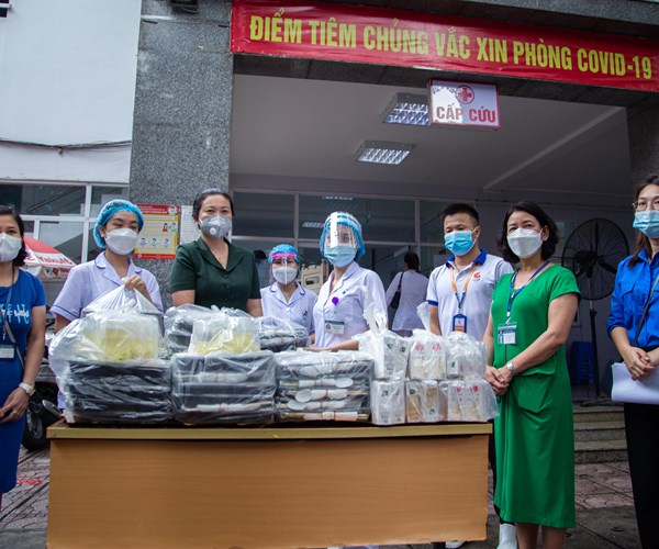 "Bếp Thạch Sanh" tặng gần 350 suất ăn 0 đồng tới lực lượng tuyến đầu chống dịch - ảnh 13