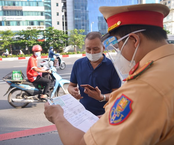 Hà Nội ngày đầu áp dụng phân vùng chống dịch: Phương tiện dồn ứ tại một số chốt kiểm soát - Anh 6