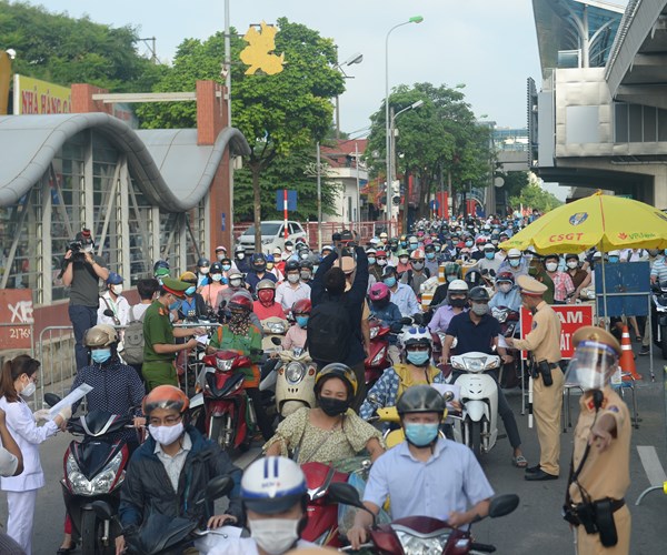 Hà Nội ngày đầu áp dụng phân vùng chống dịch: Phương tiện dồn ứ tại một số chốt kiểm soát - Anh 1