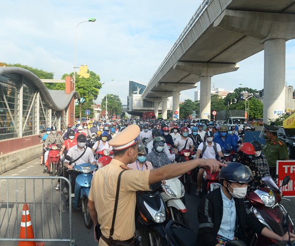 Hà Nội ngày đầu áp dụng phân vùng chống dịch: Phương tiện dồn ứ tại một số chốt kiểm soát - Anh 3