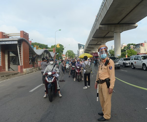 Hà Nội ngày đầu áp dụng phân vùng chống dịch: Phương tiện dồn ứ tại một số chốt kiểm soát - Anh 4