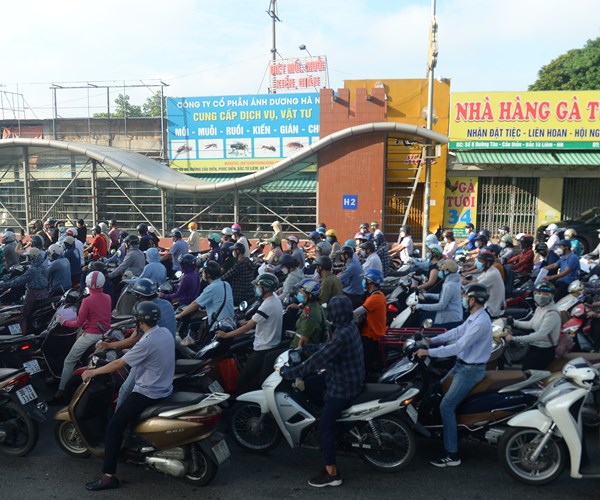 Hà Nội ngày đầu áp dụng phân vùng chống dịch: Phương tiện dồn ứ tại một số chốt kiểm soát - Anh 2