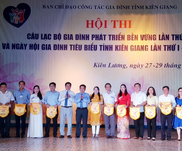 Kiên Giang đánh giá thí điểm Bộ tiêu chí ứng xử trong gia đình - Anh 1