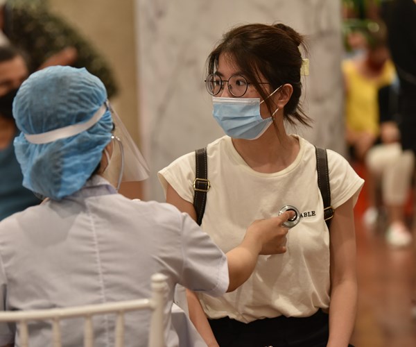 Hà Nội: Tiêm gần 2000 mũi vắc xin cho người dân trong đêm - Anh 11