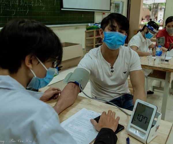Phường Xuân Đỉnh: Thực hiện tiêm chủng kết hợp tuyên truyền, hướng dẫn người dân phòng dịch - Anh 8