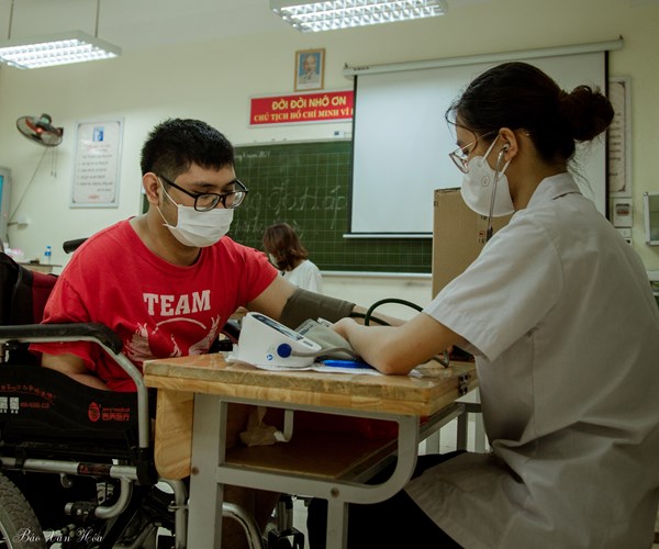 Phường Xuân Đỉnh: Thực hiện tiêm chủng kết hợp tuyên truyền, hướng dẫn người dân phòng dịch - Anh 10