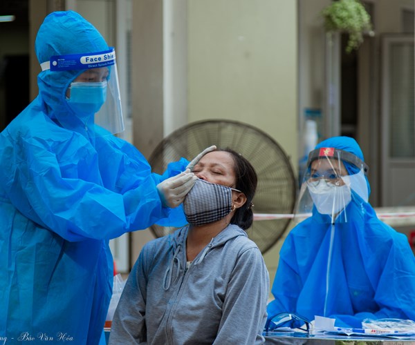 Phường Xuân Đỉnh: Thực hiện tiêm chủng kết hợp tuyên truyền, hướng dẫn người dân phòng dịch - Anh 3