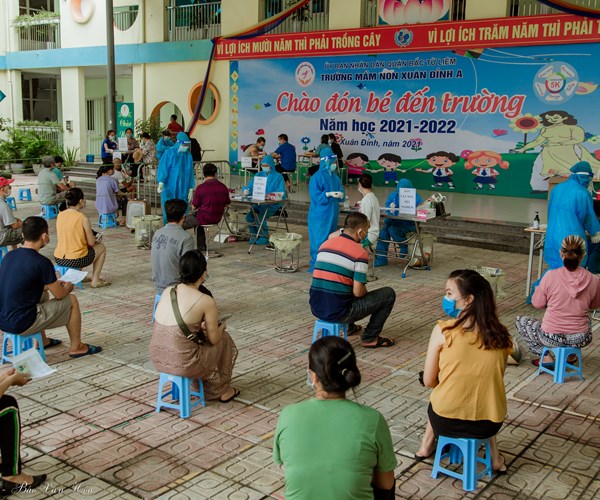 Phường Xuân Đỉnh: Thực hiện tiêm chủng kết hợp tuyên truyền, hướng dẫn người dân phòng dịch - Anh 2