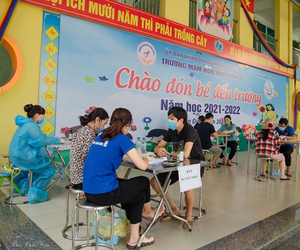Phường Xuân Đỉnh: Thực hiện tiêm chủng kết hợp tuyên truyền, hướng dẫn người dân phòng dịch - Anh 7