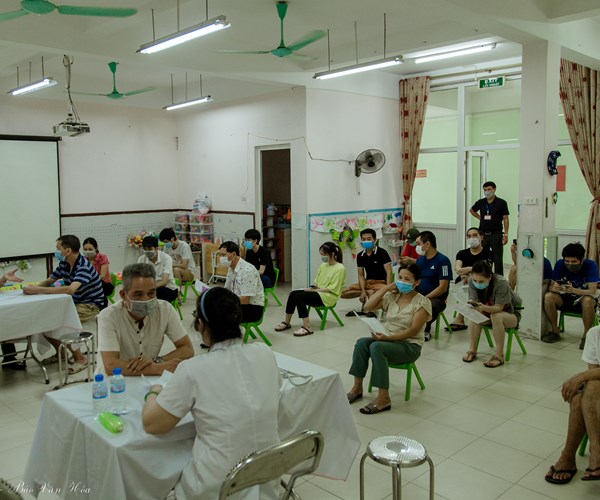Phường Xuân Đỉnh: Thực hiện tiêm chủng kết hợp tuyên truyền, hướng dẫn người dân phòng dịch - Anh 11