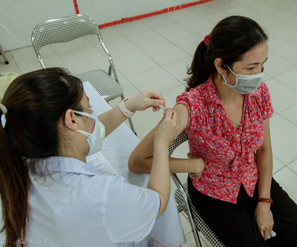 Phường Xuân Đỉnh: Thực hiện tiêm chủng kết hợp tuyên truyền, hướng dẫn người dân phòng dịch - Anh 16
