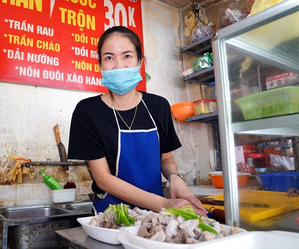 Hang quan o cac dia ban an toan cua  Ha Noi don khach tro lai - Anh 1