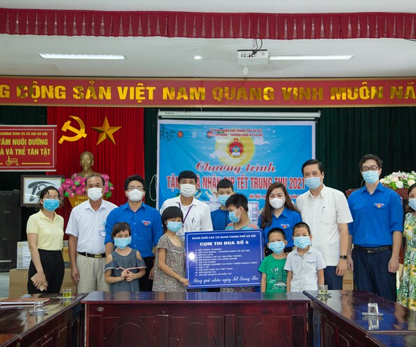 Đưa Tết Trung thu về với các em nhỏ có hoàn cảnh đặc biệt - Anh 2