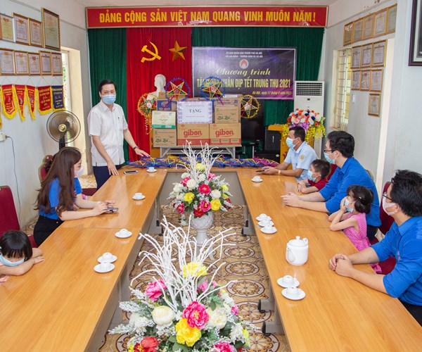 Đưa Tết Trung thu về với các em nhỏ có hoàn cảnh đặc biệt - Anh 4