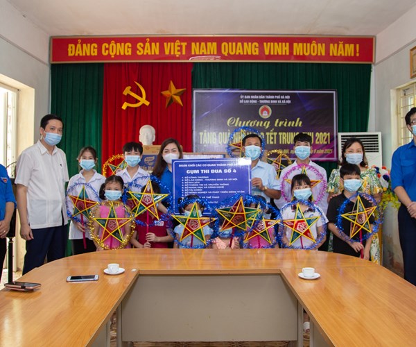 Đưa Tết Trung thu về với các em nhỏ có hoàn cảnh đặc biệt - Anh 5