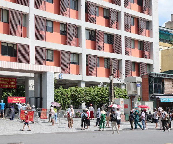 Ha Noi: Nguoi dan xep hang dai mua banh Trung thu - Anh 1