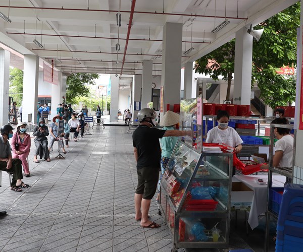 Ha Noi: Nguoi dan xep hang dai mua banh Trung thu - Anh 2
