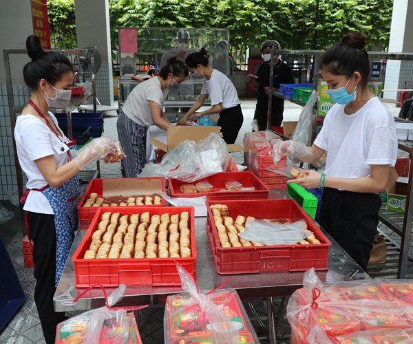 Ha Noi: Nguoi dan xep hang dai mua banh Trung thu - Anh 4