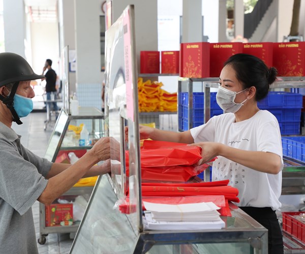 Ha Noi: Nguoi dan xep hang dai mua banh Trung thu - Anh 6