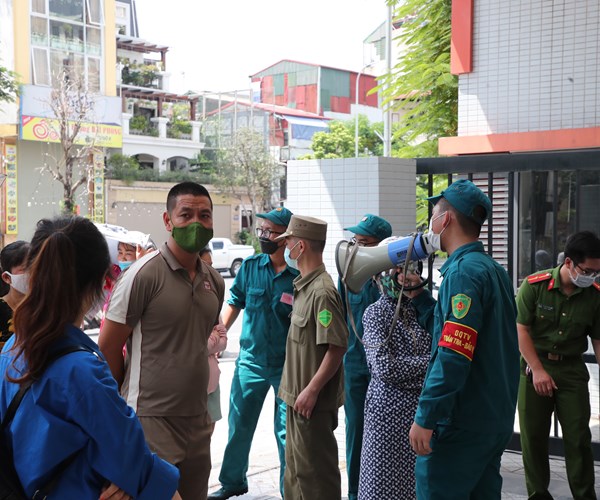 Ha Noi: Nguoi dan xep hang dai mua banh Trung thu - Anh 13