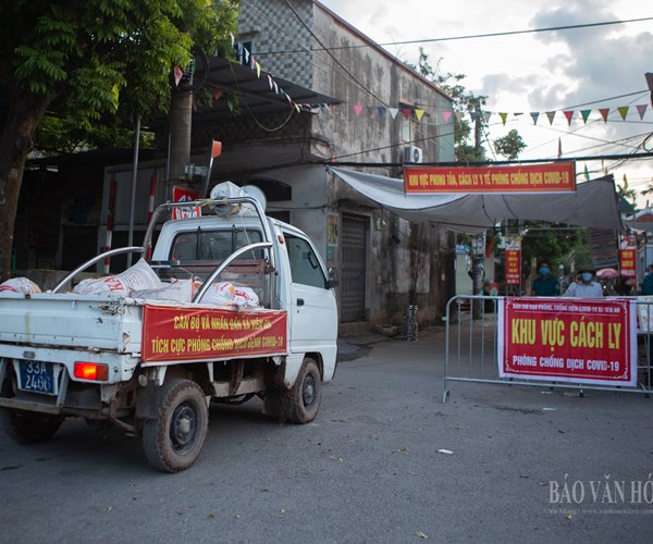 Hà Nội: Công an huyện Ứng Hòa đội nắng xuống đồng giúp dân gặt lúa - Anh 12