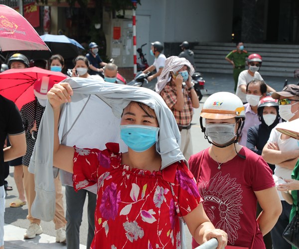 Ha Noi: Nguoi dan xep hang dai mua banh Trung thu - Anh 8