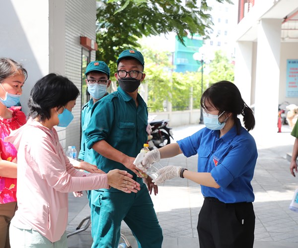 Ha Noi: Nguoi dan xep hang dai mua banh Trung thu - Anh 7