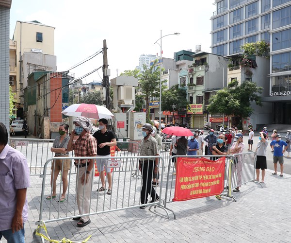 Ha Noi: Nguoi dan xep hang dai mua banh Trung thu - Anh 9