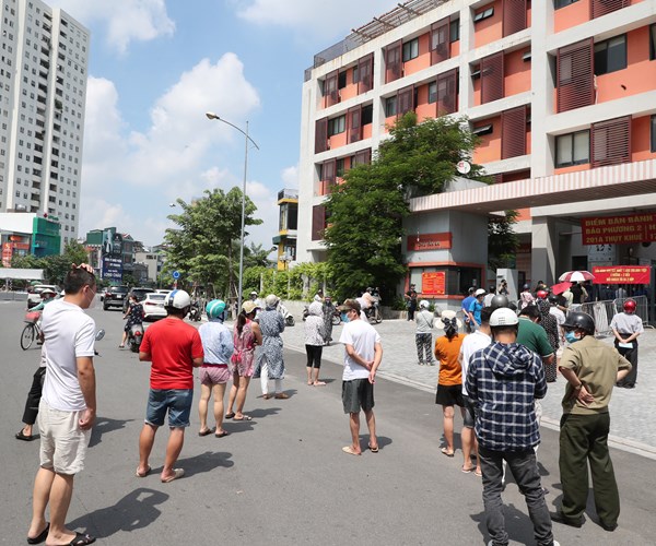 Ha Noi: Nguoi dan xep hang dai mua banh Trung thu - Anh 10