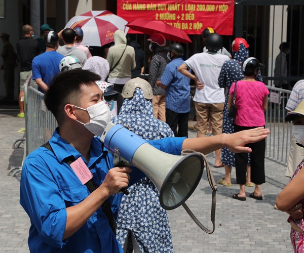 Ha Noi: Nguoi dan xep hang dai mua banh Trung thu - Anh 12