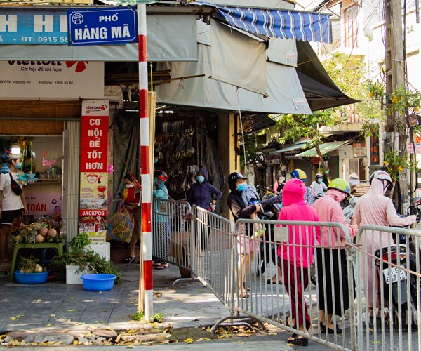 Tiểu thương tại phố Hàng Mã: 