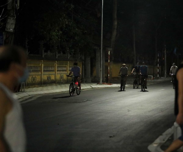 Nhieu nguoi Ha Noi do ra duong tap the duc, khong thuc hien nghiem 5K - Anh 1