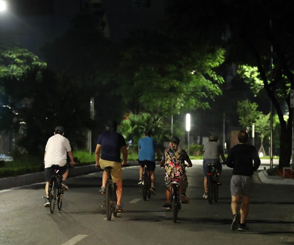 Nhieu nguoi Ha Noi do ra duong tap the duc, khong thuc hien nghiem 5K - Anh 2