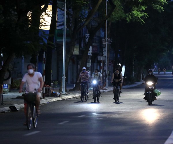 Nhieu nguoi Ha Noi do ra duong tap the duc, khong thuc hien nghiem 5K - Anh 3