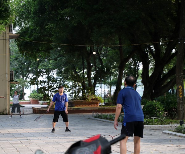 Nhieu nguoi Ha Noi do ra duong tap the duc, khong thuc hien nghiem 5K - Anh 11