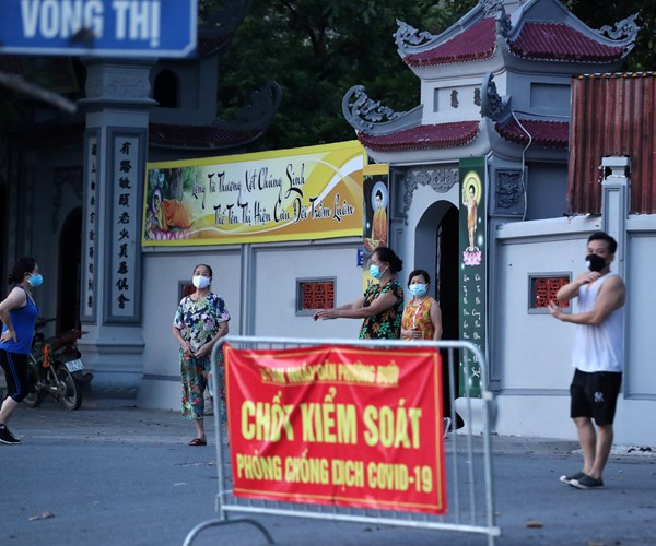 Nhieu nguoi Ha Noi do ra duong tap the duc, khong thuc hien nghiem 5K - Anh 5