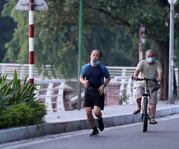 Nhieu nguoi Ha Noi do ra duong tap the duc, khong thuc hien nghiem 5K - Anh 6