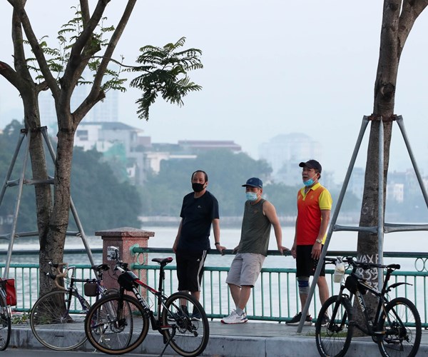 Nhieu nguoi Ha Noi do ra duong tap the duc, khong thuc hien nghiem 5K - Anh 7