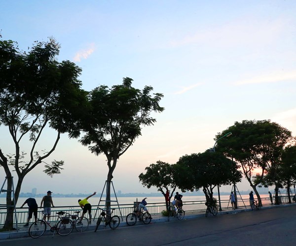 Nhieu nguoi Ha Noi do ra duong tap the duc, khong thuc hien nghiem 5K - Anh 8