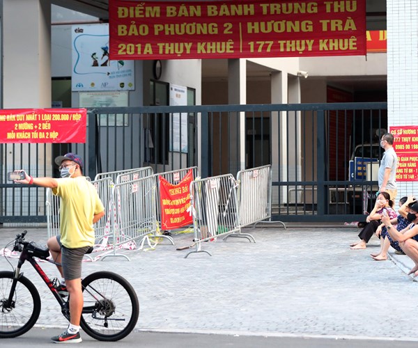 Nhieu nguoi Ha Noi do ra duong tap the duc, khong thuc hien nghiem 5K - Anh 9