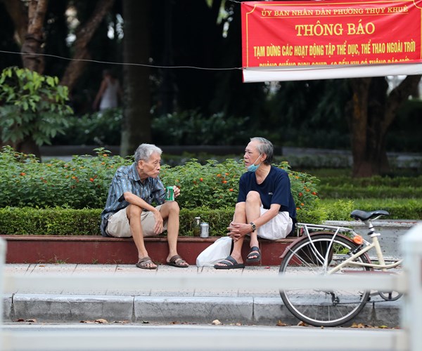 Nhieu nguoi Ha Noi do ra duong tap the duc, khong thuc hien nghiem 5K - Anh 13