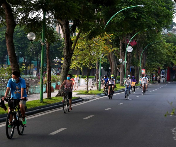 Nhieu nguoi Ha Noi do ra duong tap the duc, khong thuc hien nghiem 5K - Anh 14