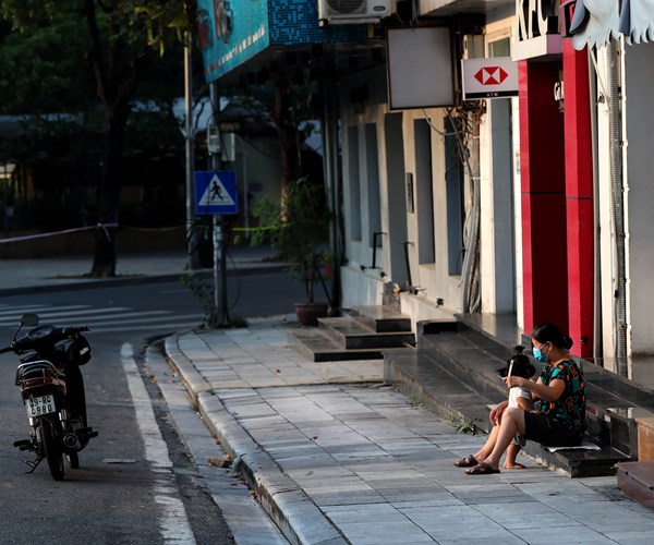 Nhieu nguoi Ha Noi do ra duong tap the duc, khong thuc hien nghiem 5K - Anh 19