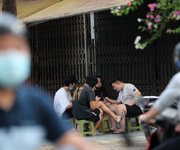 Nhieu nguoi Ha Noi do ra duong tap the duc, khong thuc hien nghiem 5K - Anh 20