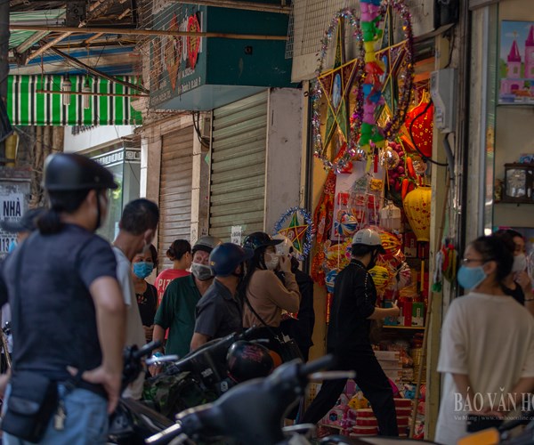 Nườm nượp người đổ về Hàng Mã mua đồ chơi Trung thu - Anh 2