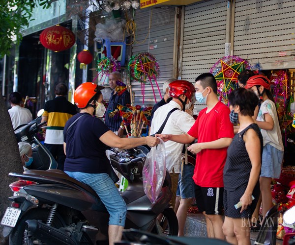 Nườm nượp người đổ về Hàng Mã mua đồ chơi Trung thu - Anh 4