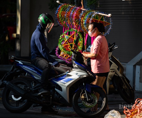 Nườm nượp người đổ về Hàng Mã mua đồ chơi Trung thu - Anh 8