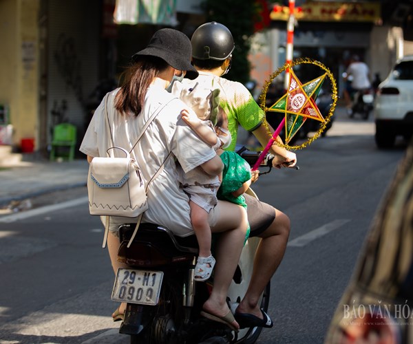 Nườm nượp người đổ về Hàng Mã mua đồ chơi Trung thu - Anh 11
